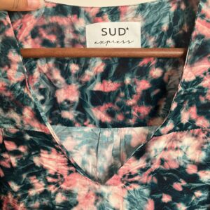 Etiquette du t-shirt effet froissé bleu et rose Sud Express