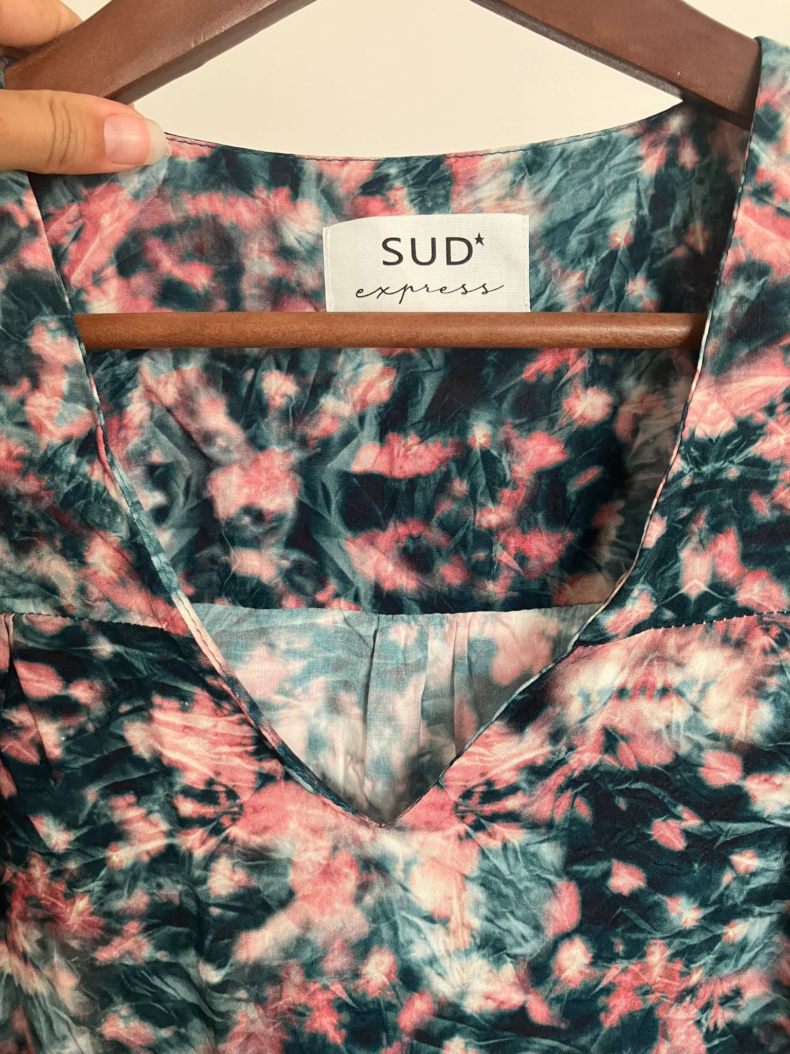 Etiquette du t-shirt effet froissé bleu et rose Sud Express